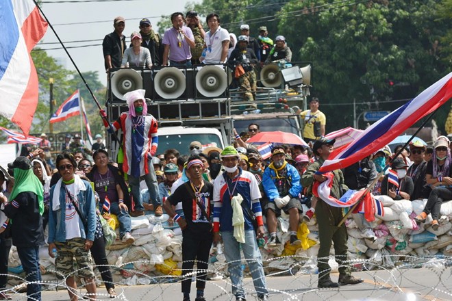 Người biểu tình đối mặt với cảnh sát gần Văn phòng Chính phủ ở Bangkok ngày 18/2. (Ảnh: Kyodo/TTXVN)