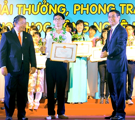 Nguyễn Minh Thiện nhận cúp và bằng khen tại Ngày hội khoa học - công nghệ năm 2013.