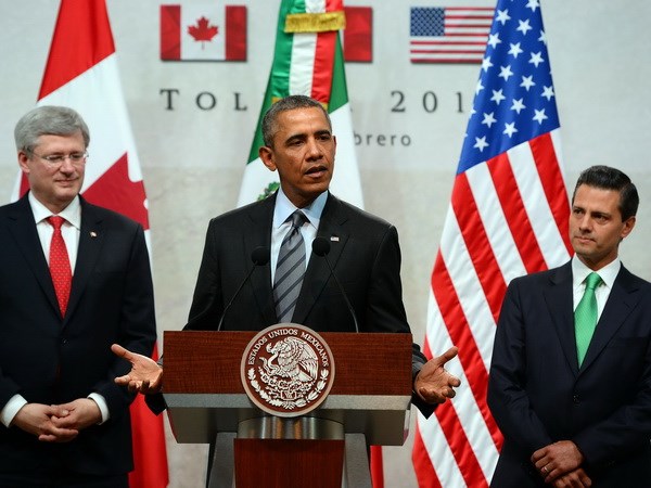 Tổng thống Mỹ Barack Obama (giữa), Tổng thống Mexico Enrique Pena Nieto (phải), Thủ tướng Canada Stephen Harper (trái) tại hội nghị. (Nguồn: AFP/TTXVN)