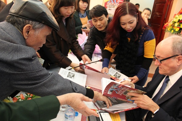 Tác giả Larry Berman giao lưu với khán giả Hà Nội sáng 18/2 (Ảnh: Vietnam+)