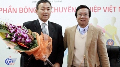 PF General Director Pham Ngoc Vien presents congratulatory flowers to Tanaka Koji (left)