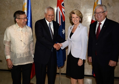 Nữ ngoại trưởng Australia bắt tay người đồng cấp Philippines Albert del Rosario, trong chuyến thăm hai ngày tới nước này. Ảnh: AFP