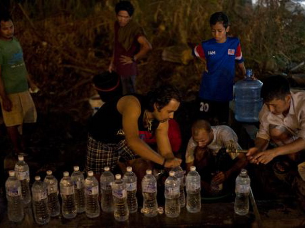 Người dân Malaysia tích trữ nước sinh hoạt. (Nguồn: AFP)