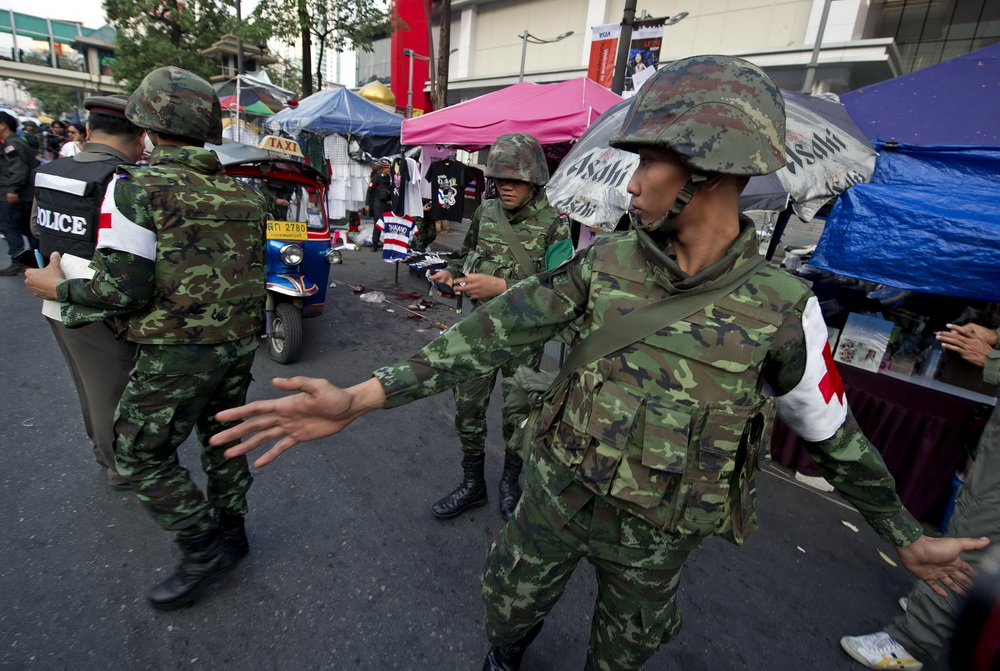 Các binh sỹ Thái Lan bảo vệ hiện trường vụ nổ ngày 23/2. (Ảnh: AFP/TTXVN)