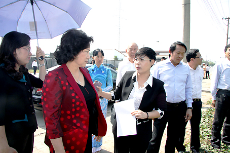 Phó chủ tịch Quốc hội Nguyễn Thị Kim Ngân (thứ hai từ trái qua) thị sát tại Khu công nghiệp Biên Hòa 1.
