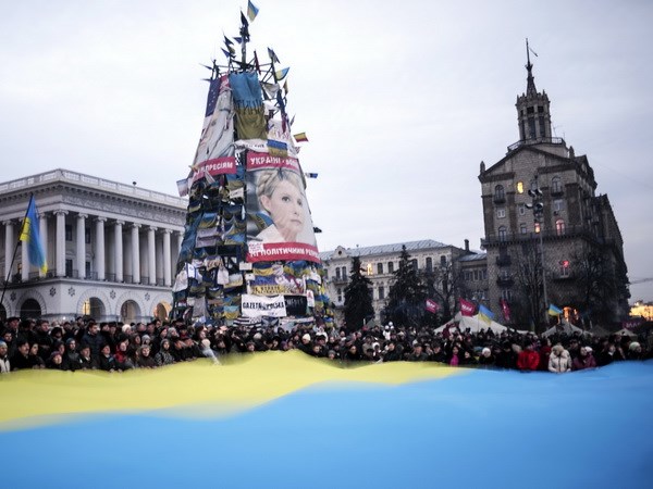 Tuần hành tại quảng trường Độc lập ở Kiev ngày 23/2. (Ảnh: AFP/TTXVN)