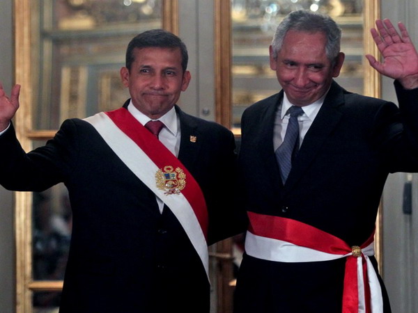  Tổng thống Humala và ông René Cornejo tại lễ tuyên thệ nhậm chức của nội các mới (Ảnh: Andina)