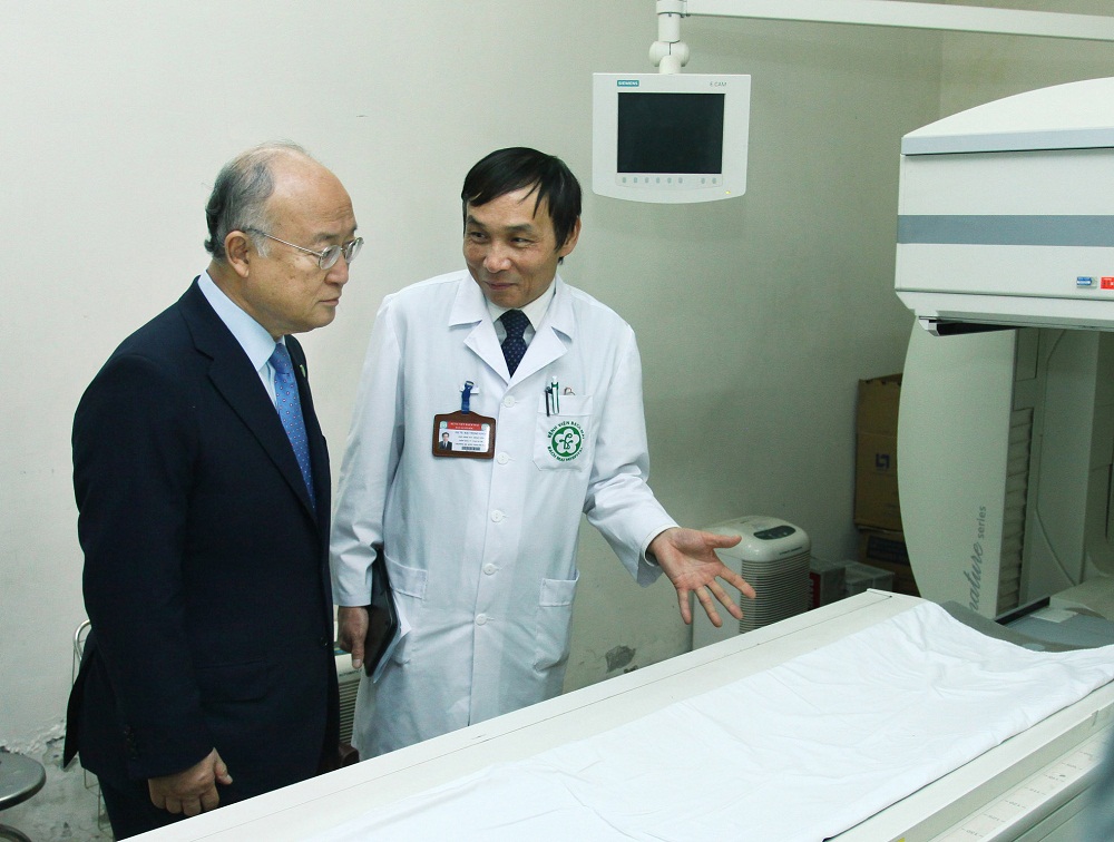 Tổng Giám đốc Cơ quan Năng lượng nguyên tử quốc tế (IAEA) Yukiya Amano và đoàn công tác đến thăm Bệnh viện Bạch Mai (Hà Nội). tháng 1/2014 (Ảnh: TTXVN)