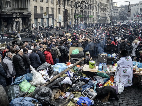 Hàng ngàn người tập trung tại quảng trường Độc lập ngày 23/2. (Nguồn: AFP/TTXVN)