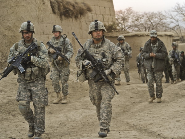 Lính Mỹ tuần tra tại một ngôi làng của Afghanistan. (Nguồn: bouhammer.com)