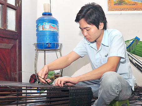 Anh Đào Văn Luân phụ làm đồ gia công ở nhà sau khi đi làm về.