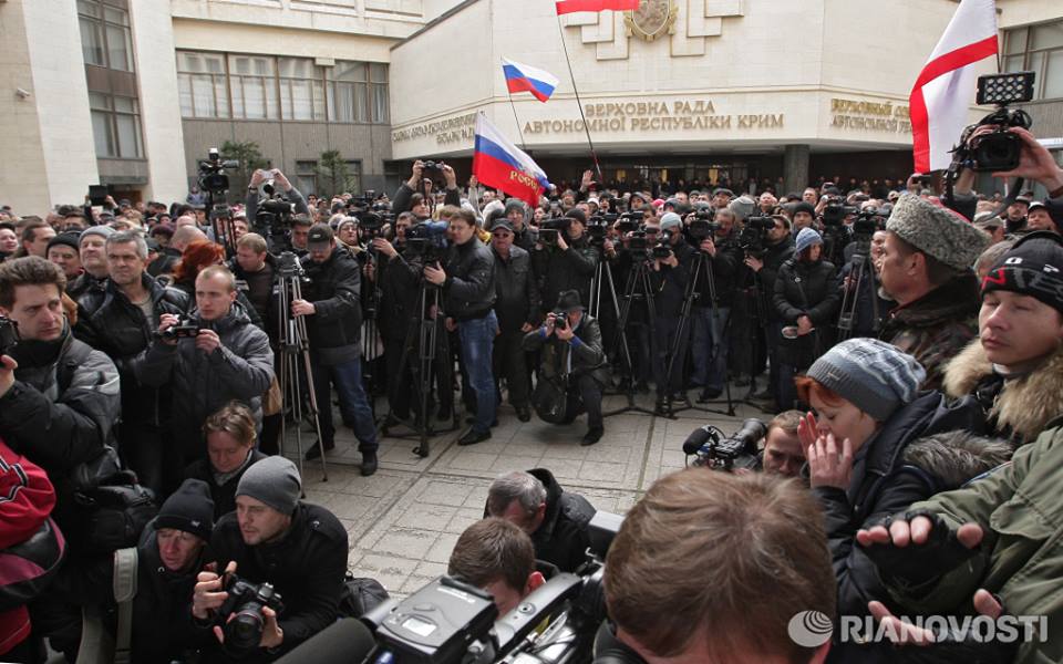 Những người thân Nga tập trung bên ngoài tòa nhà chính quyền Crimea (Nguồn: RIA)