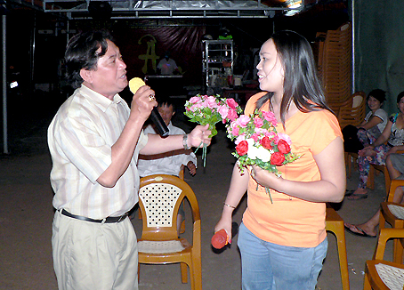 Khán giả thể hiện bài ca mình yêu thích tại tụ điểm sinh hoạt đờn ca tài tử tại khu vực Bến tàu xe Nguyễn Văn Trị.