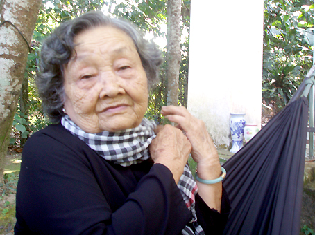 Mẹ Phan Thị Hướng đang sửa lại chiếc khăn rằn để đi họp tổ.