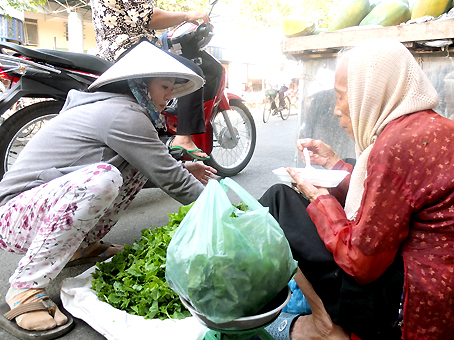 Chị Hoa luôn chia sẻ phần cơm sáng với bà Ba bán rau vườn bên cạnh.