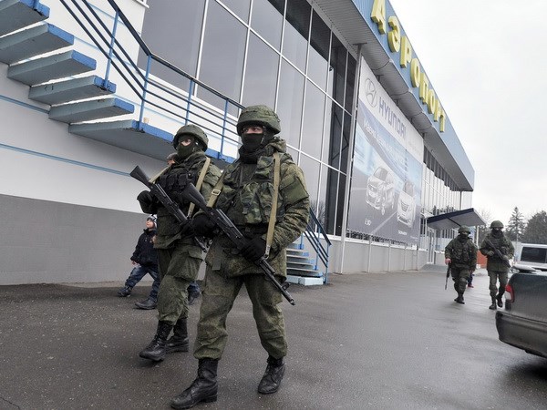 Lực lượng an ninh tuần tra bên ngoài sân bay Simferopol ở Crimea ngày 28/2. Ảnh minh họa.(Nguồn: AFP/TTXVN)