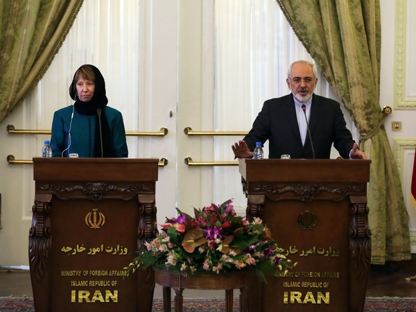 Ngoại trưởng Iran Mohammad Javad Zarif (phải) và bà Catherine Ashton (trái) trong cuộc họp báo sau cuộc gặp tại Tehran. (Nguồn: AFP/TTXVN)