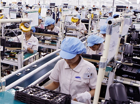 A production line of Samsung mobile phones in Viet Nam. The country earned US$3.3 billion from exports of mobile handsets and spare parts over the past two months, a year on year increase of 22.9 per cent.