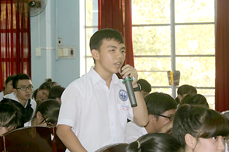 Học sinh Trường THPT Nam Hà (TP.Biên Hòa) tham gia tư vấn tuyển sinh.