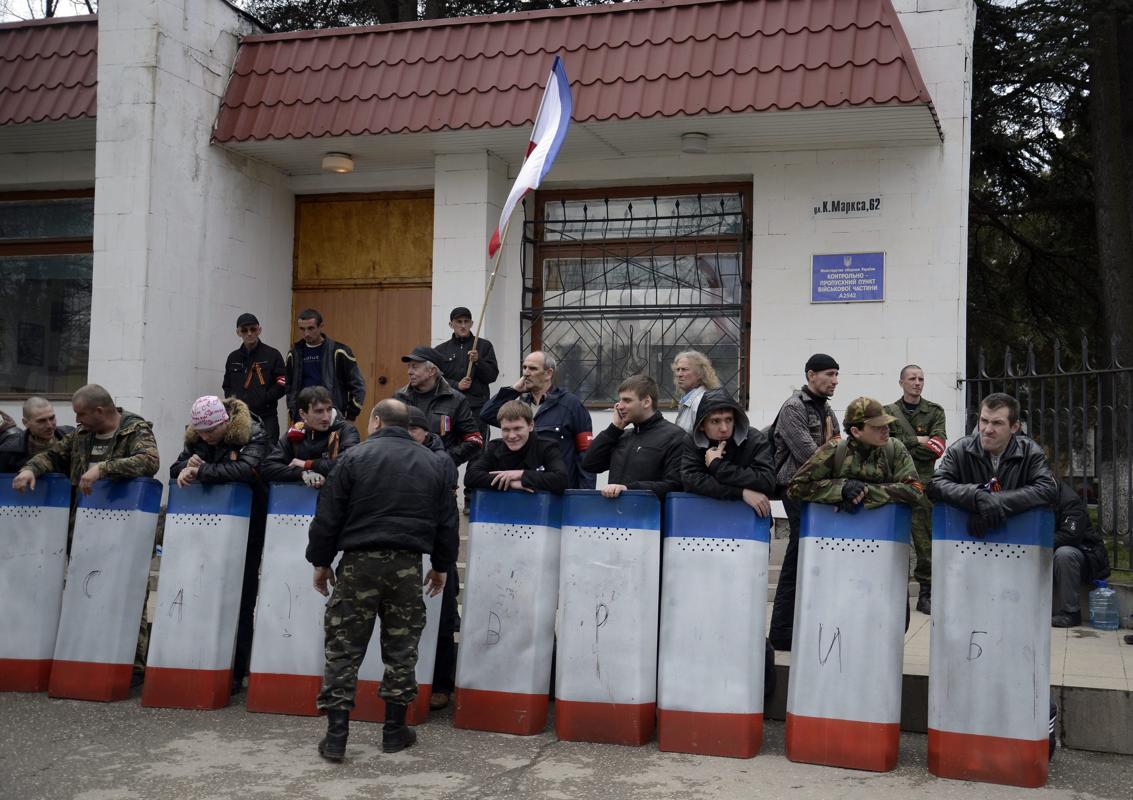 Lực lượng tự vệ Crimea với những chiếc lá chắn có sơn hình quốc kỳ Nga. (Nguồn: Reuters)