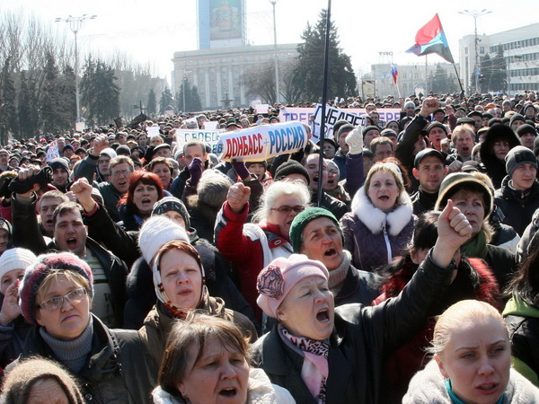 Tuần hành ủng hộ Nga tại Donetsk, Ukraine. (Nguồn: AFP/TTXVN)