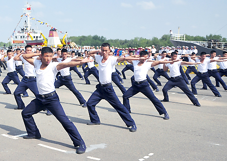 Các chiến sĩ hải quân biểu diễn thể dục, võ thuật trong ngày ra quân huấn luyện.
