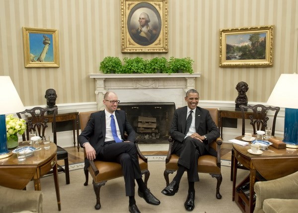 Tổng thống Mỹ Barack Obama (phải) và Thủ tướng tạm quyền Ukraine Arseniy Yatsenyuk (trái) trong cuộc gặp tại Nhà Trắng ở Washington, DC. (Nguồn: AFP/TTXVN)