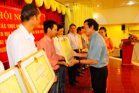  Đại diện các trạm y tế xã phường nhận bằng chứng nhân đạt tiêu chí quốc gia về y tế xã do UBND tỉnh cấp