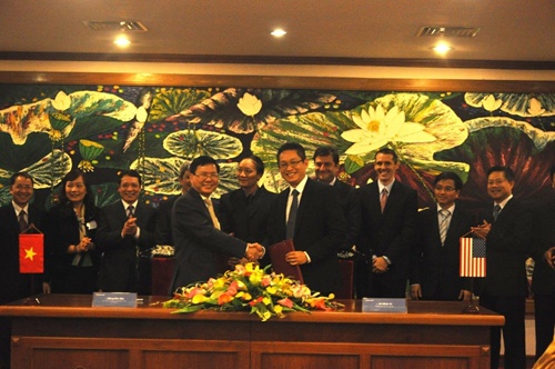 Representatives of the Vietnamese Ministry of Finance and Microsoft Viet Nam at the memorandum of understanding signing ceremony in Ha Noi. The US corporation will transfer new technologies for the ministry and help improve its IT infrastructure.