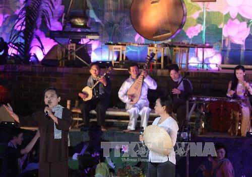 Biểu diễn đờn ca tài tử. (Ảnh: Phương Vy/TTXVN)