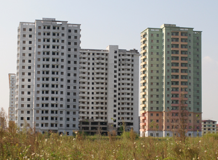 A shortage of funds has stopped work on many social housing projects for low-income earners in southern Dong Nai Province.