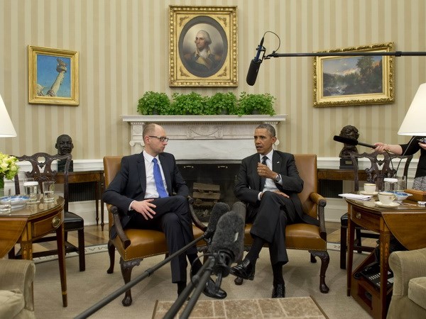 Tổng thống Mỹ Barack Obama (phải) và Thủ tướng tạm quyền Ukraine Arseniy Yatsenyuk (trái) trong cuộc gặp tại Nhà Trắng. (Nguồn: AFP/TTXVN)