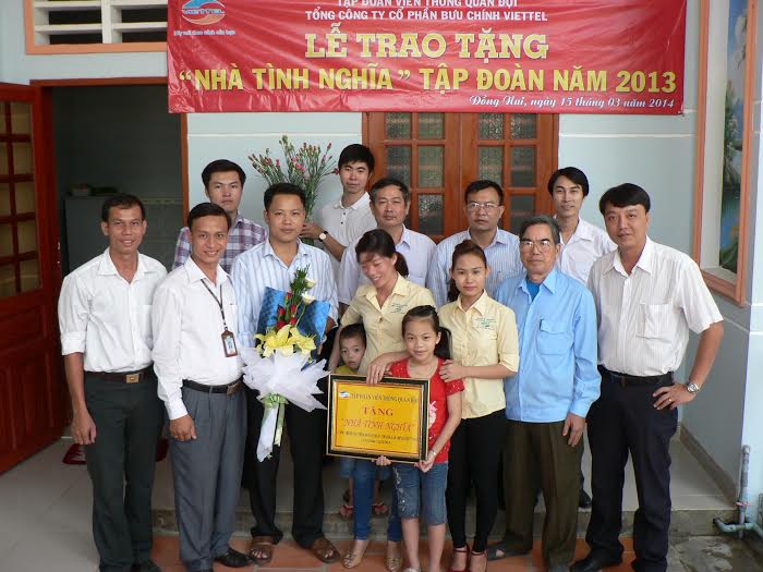 Viettel Dong Nai presents gratitude house to poor household