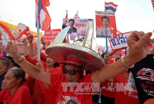 Phe áo đỏ ủng hộ chính phủ tạm quyền (Nguồn: AFP/TTXVN)