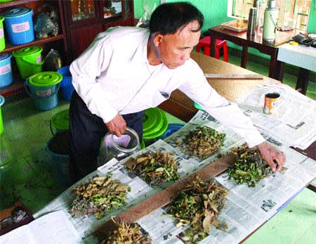 Traditional treatment: Charity clinic Tue Tinh Duong Hoa Nam in Hoa Vang Districtof Da NangCity has treated more than 6,000 residents free of charge in the last four years using Vietnamese herbs. — VNA/VNS Photo Tran Le Lam  