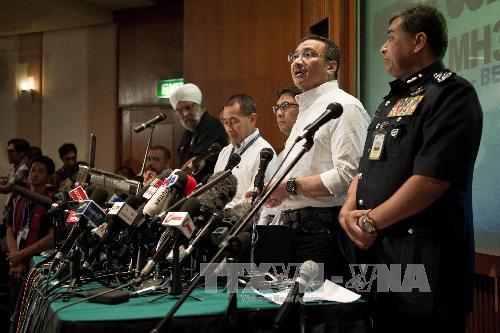 Bộ trưởng Quốc phòng kiêm Quyền Bộ trưởng Giao thông Malaysia Hishammuddin Hussein (thứ hai, phải) tại cuộc họp báo về vụ mất tích máy bay. (Nguồn: AFP/TTXVN)