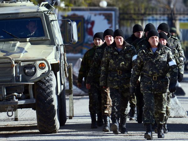 Binh sĩ Ukraine tuần tra bên ngoài căn cứ quân sự ở Perevalnoye, gần thủ phủ Simferopol, CH Crimea ngày 17/3.  (Ảnh: AFP/ TTXVN)