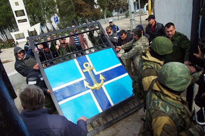 Lực lượng tự vệ Crimea xông vào trụ sở Bộ tham mưu Hải quân Ukraine ở Sevastopol (Nguồn: AFP/TTXVN)