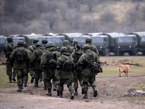 Binh sỹ Nga tuần tra ở Perevalnoye, ngoại ô Simferopol ngày 20/3. (Nguồn: AFP/TTXVN)