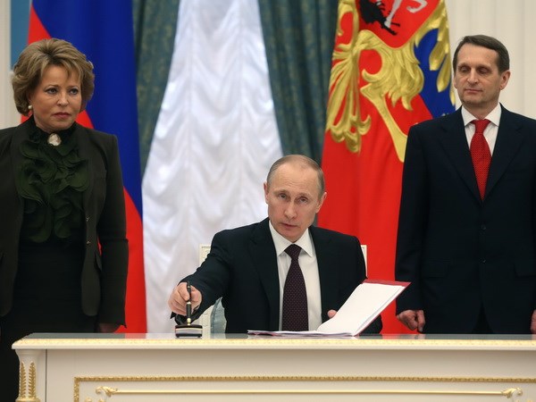 Tổng thống Vladimir Putin, Chủ tịch Thượng viện Nga Valentina Matviyenko (trái) và Chủ tịch Hạ viện Nga Sergei Naryshkin (phải) tại lễ ký ở Moskva. (Nguồn: AFP/TTXVN)