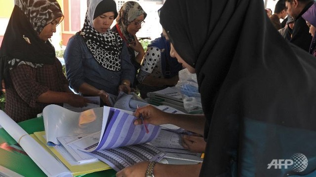 Các quan chức chuẩn bị công tác bỏ phiếu tại điểm bầu cử ở Narathiwat, Thái Lan – Ảnh: AFP