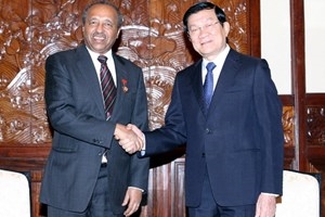 President Truong Tan Sang (R) receives Secretary General of the International Federation of the Red Cross and Red Crescent Societies Beleke Geleta. Source: VNA 