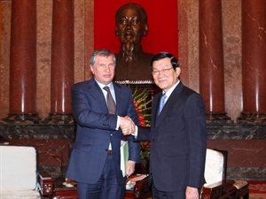 President Truong Tan Sang and Secretary General of the Russia National Energy Commission and Rosneft Chairman Igor Sechin (Source: VNA) 