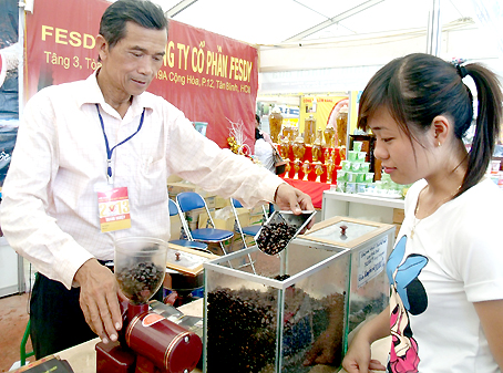 Ông Nguyễn Văn Thọ giới thiệu sản phẩm cà phê rang xay tại Hội chợ hàng Việt Nam chất lượng cao tại Đồng Nai năm 2013.