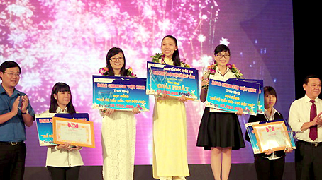 Lưu Vĩnh Trinh (giữa) giành giải nhất, Vũ Thị Huyền Trang (thứ hai từ phải sang) đoạt giải nhì, Đinh Thị Thùy Trang  (thứ hai từ trái sang) đoạt giải ba. Ảnh: H.Dung