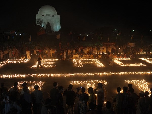Các nhà hoạt động xã hội Pakistan tham gia buổi lễ thắp nến cầu nguyện cho hòa bình tại thành phố cảng miền nam Karachi. (Nguồn: AFP/TTXVN)
