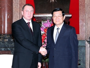 President Truong Tan Sang (right); Belarusian Foreign Minister Vladimir Makei (left) (Photo: VNA) 