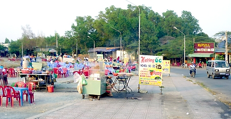 Hàng quán bao vây quanh khu vực vành đai sân vận động Đồng Nai