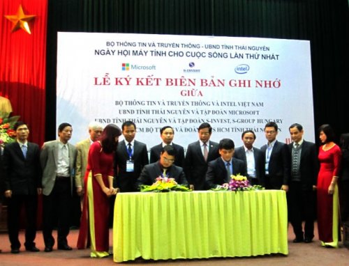 Intel Vietnam signed a memorandum of understanding with the Ministry of Information and Communications (MIC) to continue univerlising information technology and the internet for the Vietnamese people.