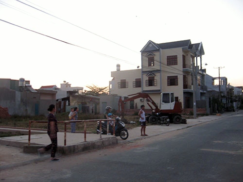 The area next to the Bien Hoa airport is densely populated.